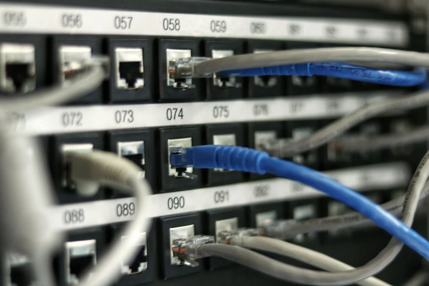 Cableado de red en un rack de telecomunicaciones